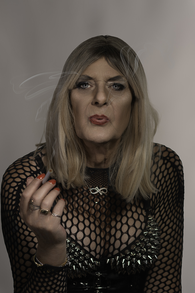 Sandra punk look, smoking